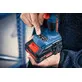 Pildil näeb inimene, kes kontrollib Bosch akulöökkruvikeeraja EXDX18V-210 laetuse taset.
